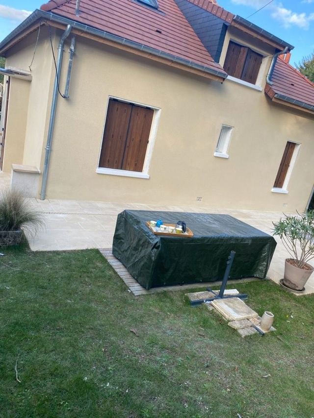La même maison après rénovation : façade reprise et remise en teinte