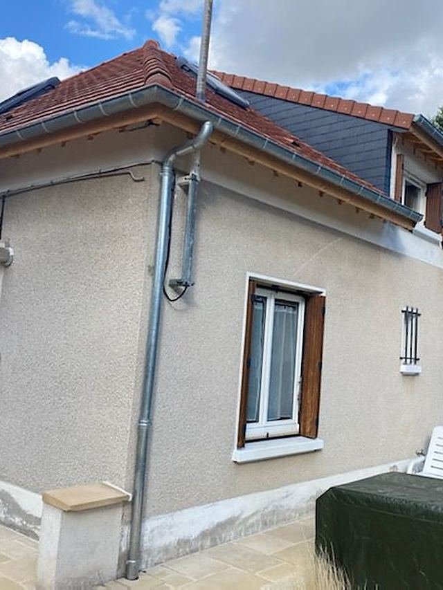 La maison avant rénovation : façade grise et enduit fatigué