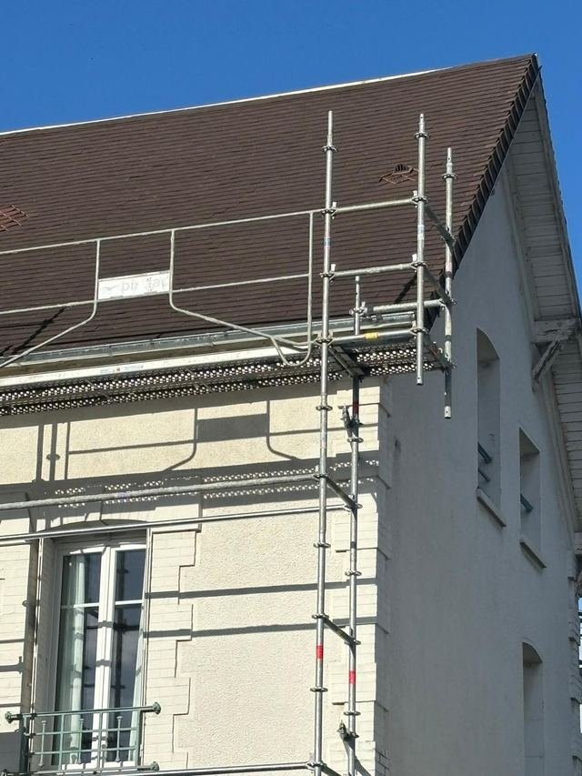 La même maison après : couverture neuve en tuiles brunes