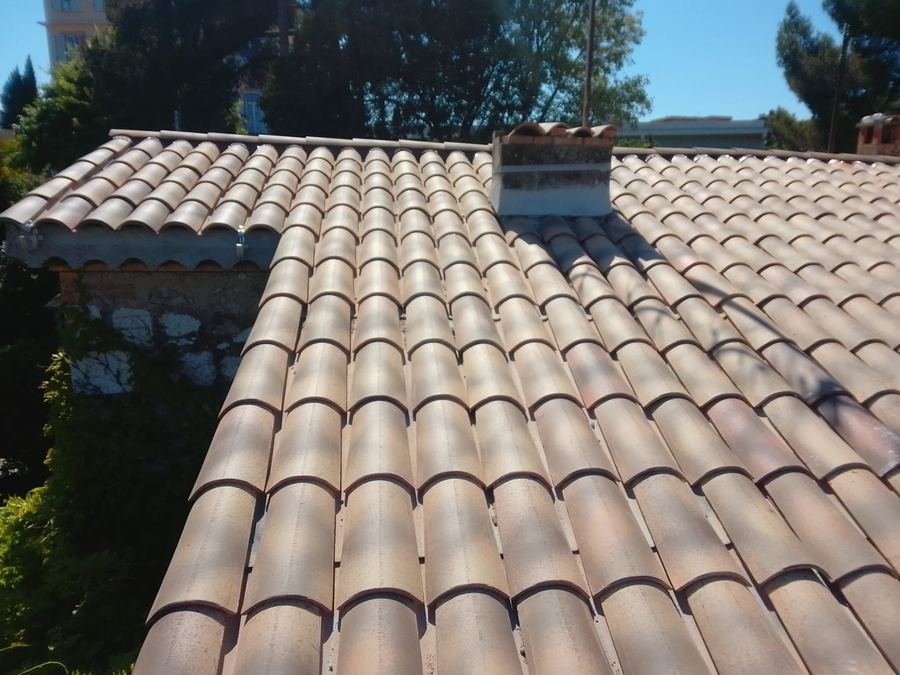 Une couverture en tuiles propre et saine